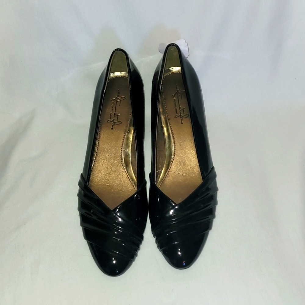 NWT Black faux leather pumps